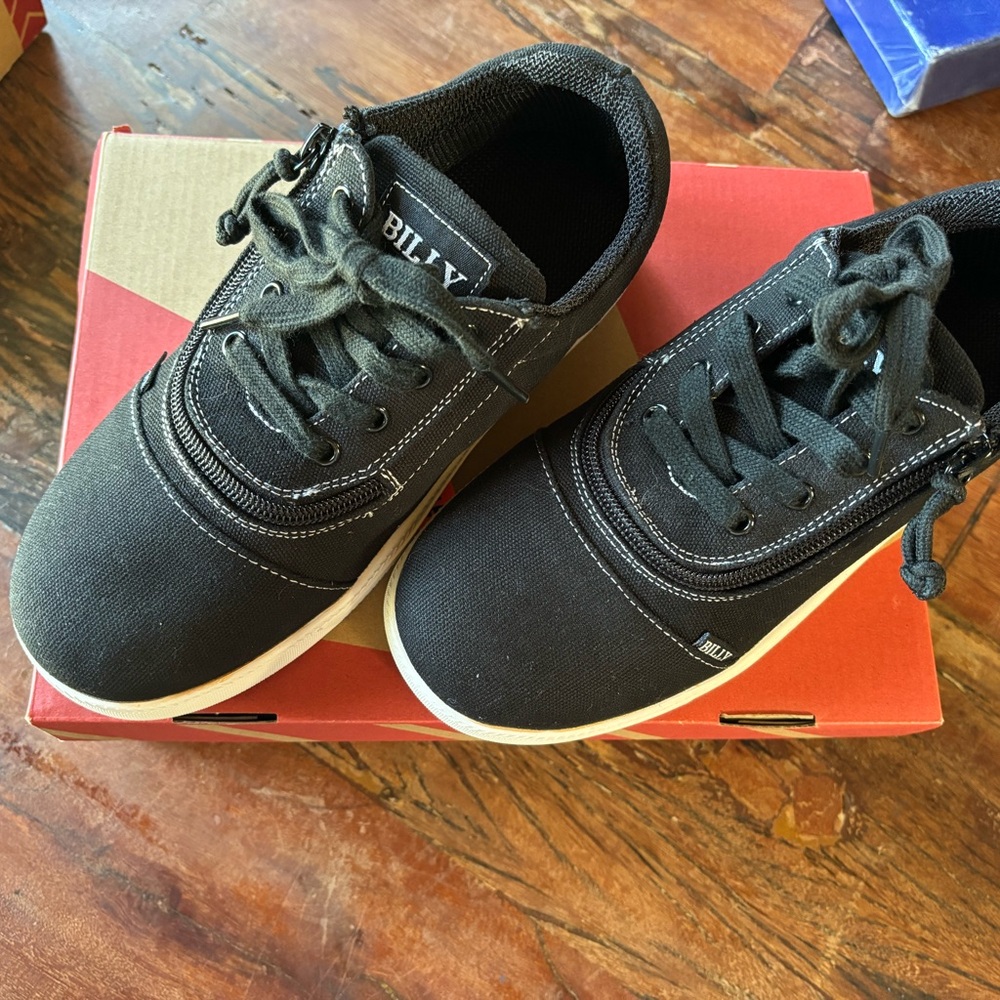 Big kid adaptable casual running shoe